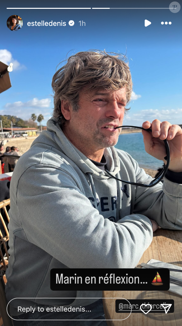 Le compagnon d'Estelle Denis, Marc Thiercelin, en pleine réflexion au bord de la mer.