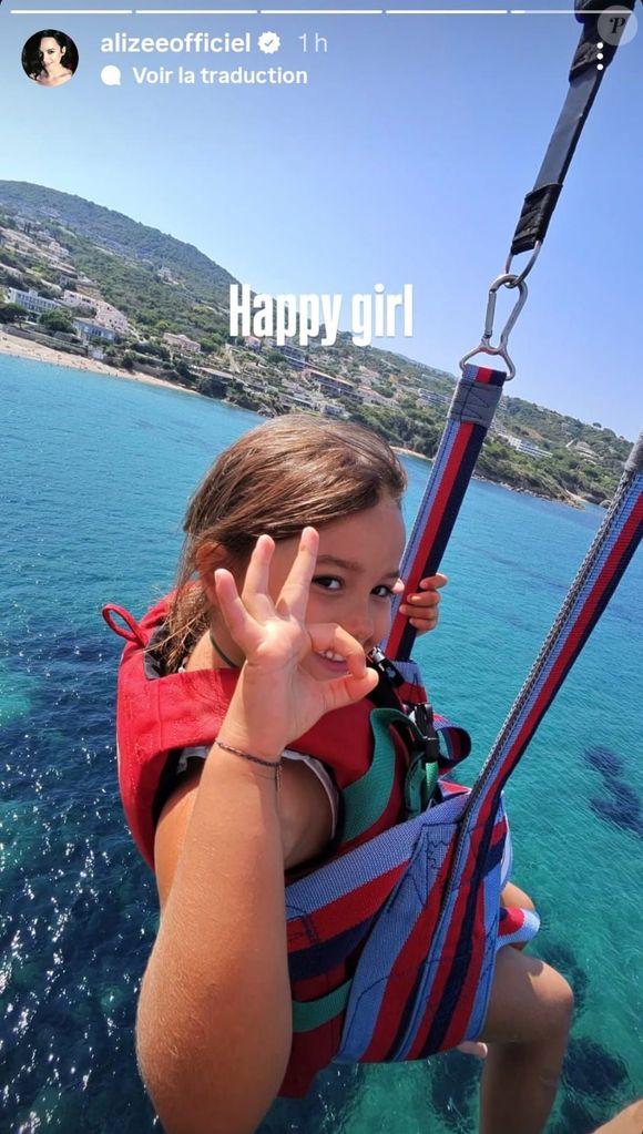 En légende d’un cliché montrant la petite dans les airs avec un sourire radieux, faisant signe de la main que tout était ok, Alizée a écrit en anglais : "Fille heureuse".

Maggy (fille d'Alizée) fait du parachute ascensionnelle © Instagram