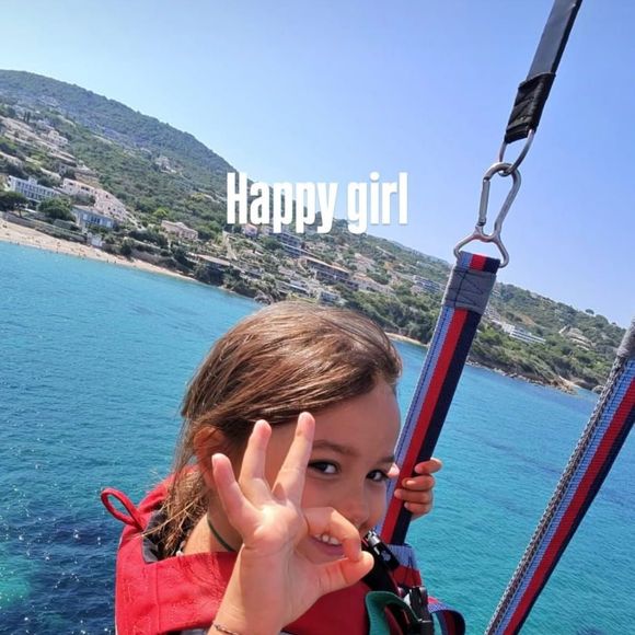 En légende d’un cliché montrant la petite dans les airs avec un sourire radieux, faisant signe de la main que tout était ok, Alizée a écrit en anglais : "Fille heureuse".

Maggy (fille d'Alizée) fait du parachute ascensionnelle © Instagram
