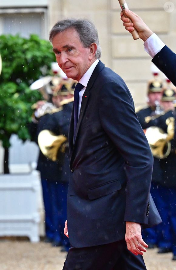 À 76 ans, le Français a monté un empire : celui de LVMH. 

Bernard Arnault, Pdg de LVMH - Arrivées des personnalités au dîner d’État en l’honneur du président brésilien et de sa femme au palais présidentiel de l’Élysée à Paris le 5 juin 2025.

© Christian Liewig / Bestimage