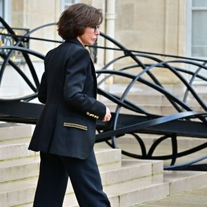 La maman de Zohra répond, avec cette sincérité discrète qui la caractérise : "C’est quelqu’un que j’ai connu il y a longtemps. L’histoire était alors compliquée, et je l’ai retrouvé récemment… Voilà, c’est une vieille histoire."

Rachida Dati, Ministre de la Culture - Sorties du Conseil des ministres au palais de l'Elysée à Paris, le 10 février 2026.
© Christian Liewig/Bestimage