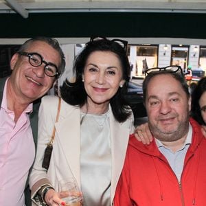 Laurence Guinebretiere, Bruno Guinebretiere, Olivier Kaefer , Valérie Bochenek - Personnalités aux Deux Magots pour la 3ème édition du salon du livre à Saint-Germain-des-Prés "Des pages avant la plage" à Paris le 6 juin 2026

© Philippe Baldini / Bestimage