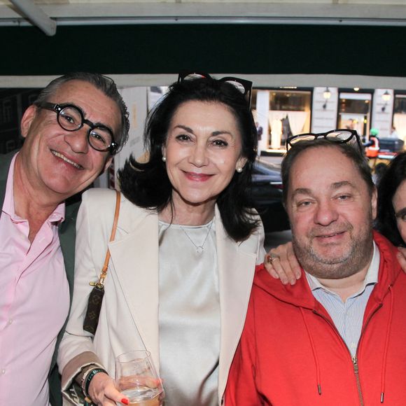 Laurence Guinebretiere, Bruno Guinebretiere, Olivier Kaefer , Valérie Bochenek - Personnalités aux Deux Magots pour la 3ème édition du salon du livre à Saint-Germain-des-Prés "Des pages avant la plage" à Paris le 6 juin 2026

© Philippe Baldini / Bestimage