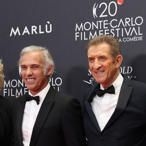 Ezio Greggio entouré de Luana Belmondo, Paul Belmondo et leur fils Victor - Soirée de clôture du 20eme Monte Carlo Film Festival de la Comédie, au Grimaldi Forum à Monaco. Le 29 avril 2023. 
© Claudia Albuquerque / Bestimage
