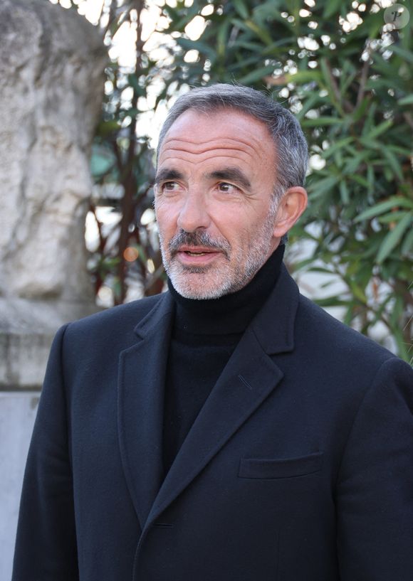Chic dans un total look black, l'animateur est apparu aux côtés de la mère de ses enfants qui était habillée dans un style BCBG associant un pantalon noir à pinces, une chemise blanche et un gilet. 

Nikos Aliagas au défilé Elie Saab "Collection Prêt-à-Porter Automne/Hiver 2025-2026" lors de la Fashion Week de Paris (PFW), le 8 mars 2025. 
© Denis Guignebourg / Bestimage