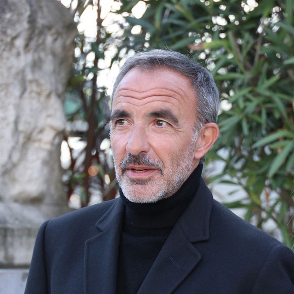 Chic dans un total look black, l'animateur est apparu aux côtés de la mère de ses enfants qui était habillée dans un style BCBG associant un pantalon noir à pinces, une chemise blanche et un gilet. 

Nikos Aliagas au défilé Elie Saab "Collection Prêt-à-Porter Automne/Hiver 2025-2026" lors de la Fashion Week de Paris (PFW), le 8 mars 2025. 
© Denis Guignebourg / Bestimage