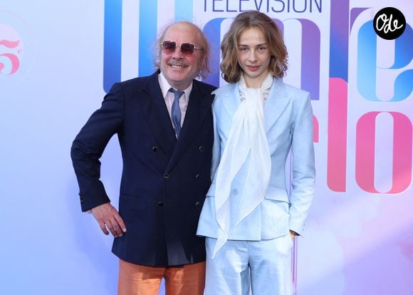 Si ses parents, Julie Depardieu et Philippe Katerine, sont connus pour leur talent brut et leur charmante excentricité, Billy semble pour sa part lorgner vers l'univers pointu de la mode. Avec son allure androgyne et son sens aiguisé du style, il prouve peu à peu qu'il est bien plus qu'un simple "fils de".

Philippe Katerine et son fils Billy Blanchard ( fils de Julie Depardieu) - Photocall du film  'Les derniers jours de Charles Baudelaire' au Grimaldi Forum lors de la 65ème édition du Festival TV De Monte Carlo le 13 Juin 2026

 © Denis Guignebourg /Bestimage