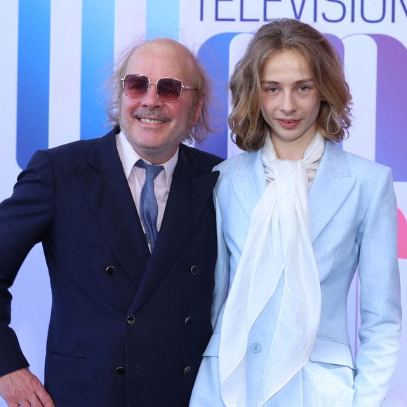 Si ses parents, Julie Depardieu et Philippe Katerine, sont connus pour leur talent brut et leur charmante excentricité, Billy semble pour sa part lorgner vers l'univers pointu de la mode. Avec son allure androgyne et son sens aiguisé du style, il prouve peu à peu qu'il est bien plus qu'un simple "fils de".

Philippe Katerine et son fils Billy Blanchard ( fils de Julie Depardieu) - Photocall du film  'Les derniers jours de Charles Baudelaire' au Grimaldi Forum lors de la 65ème édition du Festival TV De Monte Carlo le 13 Juin 2026

 © Denis Guignebourg /Bestimage