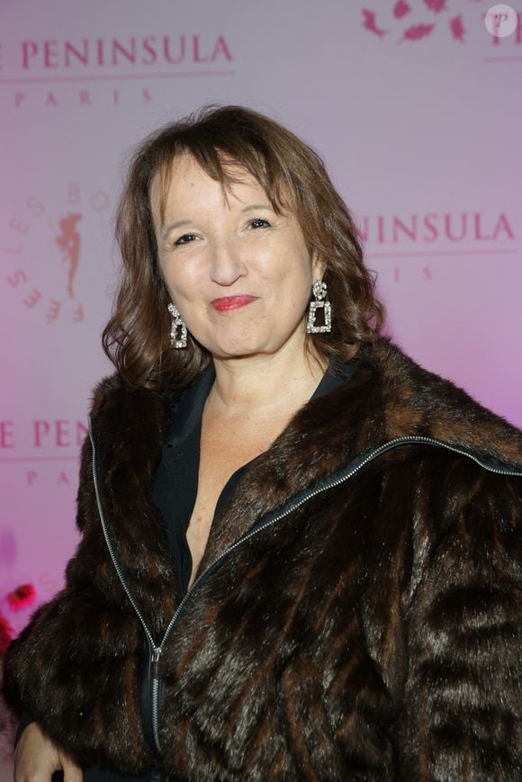 Anne Roumanoff - Photocall du 5ème gala de charité de l'association "Les Bonnes Fées" à l'occasion de la campagne mondiale "Octobre Rose" à l'hôtel Peninsula, Paris le 3 octobre 2024 © Coadic Guirec/Bestimage