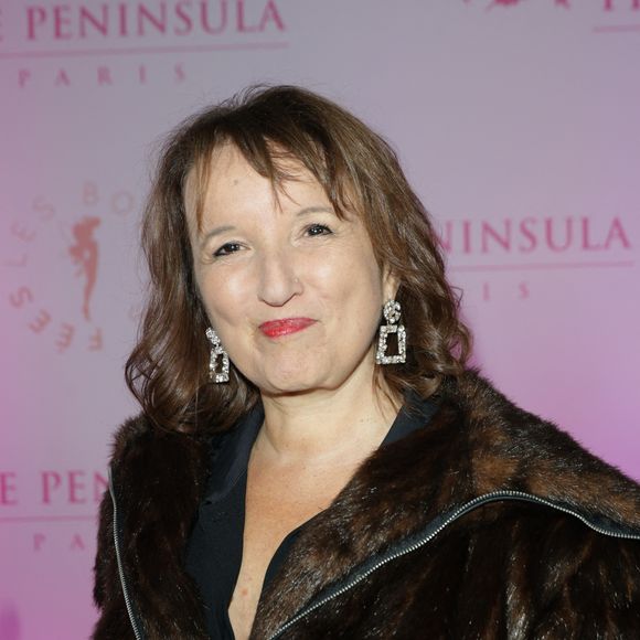 Anne Roumanoff - Photocall du 5ème gala de charité de l'association "Les Bonnes Fées" à l'occasion de la campagne mondiale "Octobre Rose" à l'hôtel Peninsula, Paris le 3 octobre 2024 © Coadic Guirec/Bestimage