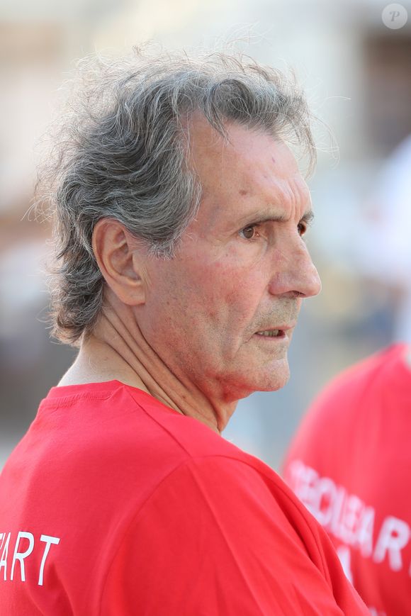 Jean-Jacques Bourdin jouant à la pétanque place des Lices à Saint-Tropez, le 12 août 2016. © Moreau-Jacovides/Bestimage