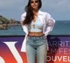Et en photocall, on a pu la voir dans un look plus décontracté, crop top et chemise ouverte

Lyna Khoudri à l'Hôtel du Palais à Biarritz au photocall du 4ème Biarritz Film Festival - Nouvelles Vagues 2026 au théâtre de la Gare du Midi à Biarritz, le 27 juin 2026. © Jean-Marc Lhomer / Bestimage