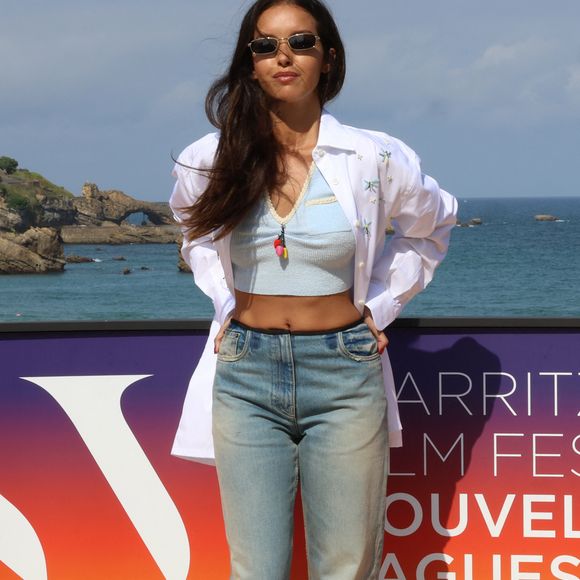Et en photocall, on a pu la voir dans un look plus décontracté, crop top et chemise ouverte

Lyna Khoudri à l'Hôtel du Palais à Biarritz au photocall du 4ème Biarritz Film Festival - Nouvelles Vagues 2026 au théâtre de la Gare du Midi à Biarritz, le 27 juin 2026. © Jean-Marc Lhomer / Bestimage