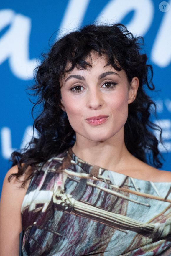 Très engagée, elle refuse de se produire aux États-Unis à cause du climat politique.

Barbara Pravi assiste à l'avant-première de Finalement au cinéma Grand Rex à Paris, France, le 30 octobre 2024. Photo par Aurore Marechal/ABACAPRESS.COM