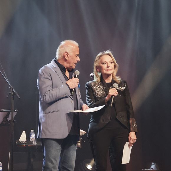Exclusif - Michel Fugain, Véronique Sanson - Michel Fugain et Véronique Sanson se décorent mutuellement de l'Ordre des Arts et des Lettre à l'occasion du concert de Michel Fugain et de sa femme Sanda à Bobino, Paris le 27 janvier 2025.
Michel Fugain, icône de la chanson française, a célébré en 2024 ses 60 ans de carrière avec un nouvel album intitulé La Vie, l'Amour, etc....
Pour marquer cet événement, il a entamé une tournée exceptionnelle qui passera par plusieurs scènes parisiennes en 2025.
À Paris, il se produira à Bobino les lundis 13, 20 et 27 janvier, ainsi que le 3 février 2025, à 20h30. Ce spectacle, également nommé La Vie, l'Amour, etc..., propose un voyage musical à travers ses plus grands succès. Chaque chanson, portée par une interprétation pleine de générosité, promet de raviver des souvenirs et d’émouvoir le public. © Jack Tribeca / Bestimage