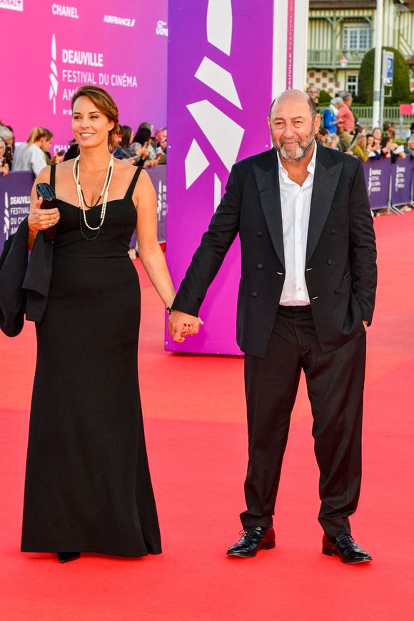 Julia Vignali et Kad Merad assistent à la première de "Train Dreams" et remettent le prix du Nouvel Hollywood à Zoey Deutch lors du 51ème Festival du Film Américain de Deauville le 12 septembre 2025 à Deauville, France. Photo by Shootpix/ABACAPRESS.COM
