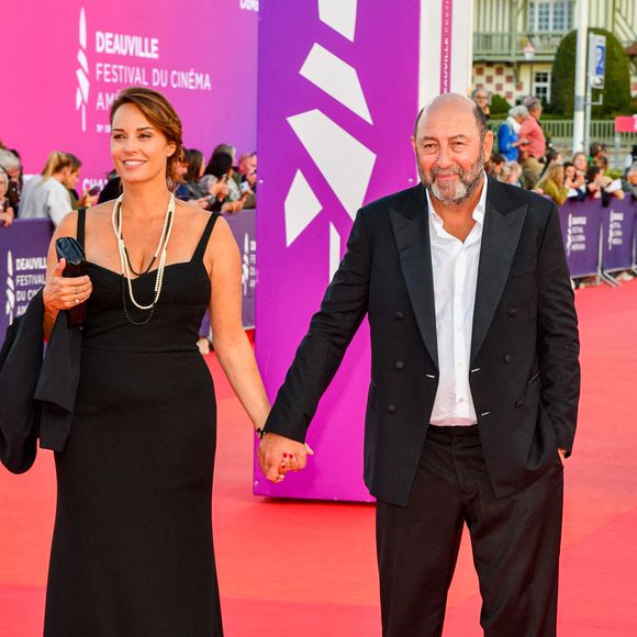 Julia Vignali et Kad Merad assistent à la première de "Train Dreams" et remettent le prix du Nouvel Hollywood à Zoey Deutch lors du 51ème Festival du Film Américain de Deauville le 12 septembre 2025 à Deauville, France. Photo by Shootpix/ABACAPRESS.COM