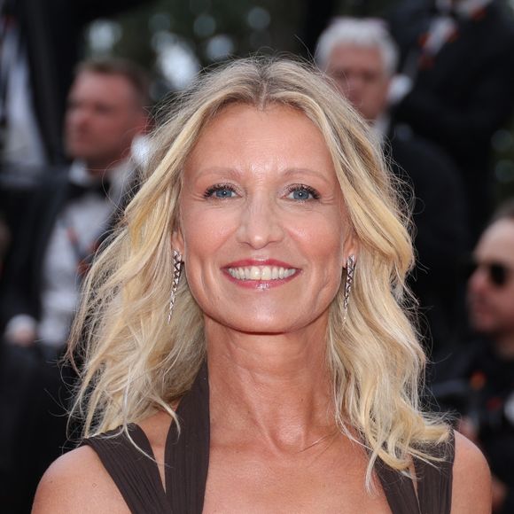 Alexandra Lamy découvre le théâtre adolescente et intègre un conservatoire avant de monter à Paris.

Alexandra Lamy - Montée des marches du film « Le deuxième acte » pour la cérémonie d’ouverture du 77ème Festival International du Film de Cannes, au Palais des Festivals à Cannes.

Agence / Bestimage