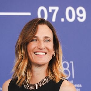 Alors qu'elle n'avait pas 18 ans, il lui a proposé de lui offrir une rhinoplastie comme révélé par M Le Monde en janvier dernier
Camille Cottin au photocall du film "Trois amies" lors du 81ème Festival International du Film de Venise (Mostra) le 30 août 2024.

© Lucia Sabatelli / Bestimage