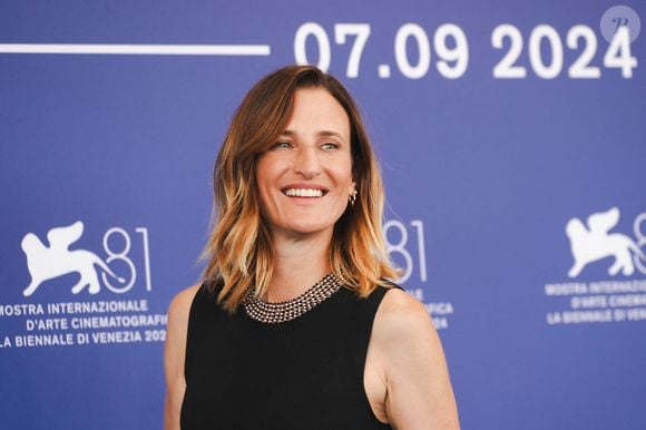 Alors qu'elle n'avait pas 18 ans, il lui a proposé de lui offrir une rhinoplastie comme révélé par M Le Monde en janvier dernier
Camille Cottin au photocall du film "Trois amies" lors du 81ème Festival International du Film de Venise (Mostra) le 30 août 2024.

© Lucia Sabatelli / Bestimage