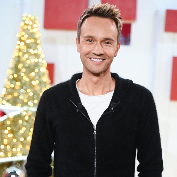 Loin de savourer seul sa victoire, l’animateur salue Faustine Bollaert, Nikos Aliagas, Julien Courbet et Olivier Minne, témoignant d’un profond respect entre pairs.

Exclusif - Cyril Féraud - Enregistrement de l'émission "Vivement dimanche" au studio Rive Gauche, presentée par M. Drucker le 19 novembre 2025, avec une diffusion sur France 3 le 28/12/2025. © Guillaume Gaffiot / Bestimage