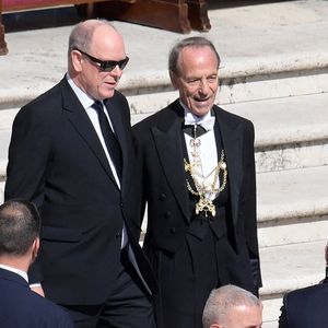 Le roi Albert de Monaco, la princesse Charlène assistant aux funérailles du pape François célébrées par le cardinal Giovanni Battista Re sur le parvis de la basilique Saint-Pierre, au Vatican, le 26 avril 2025. Photo by Vannicelli/Grillotti /IPA/ABACAPRESS.COM