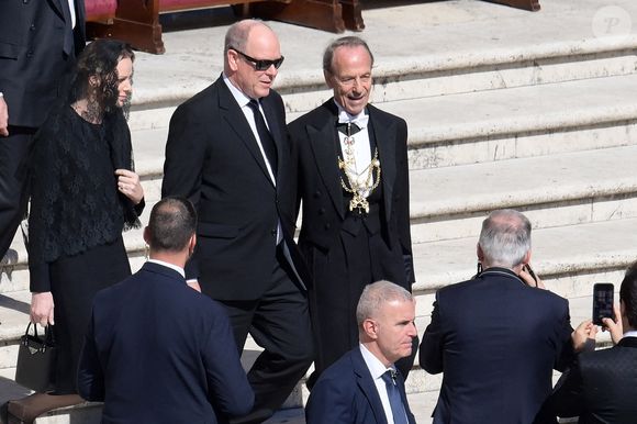 Le roi Albert de Monaco, la princesse Charlène assistant aux funérailles du pape François célébrées par le cardinal Giovanni Battista Re sur le parvis de la basilique Saint-Pierre, au Vatican, le 26 avril 2025. Photo by Vannicelli/Grillotti /IPA/ABACAPRESS.COM
