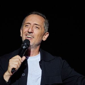 Le 16 mars 2026, Gad Elmaleh fêtait également le premier anniversaire de son comedy club à Marseille, un lieu devenu incontournable pour la scène stand-up française.

Exclusif - Gad Elmaleh - Show Solidarité Maroc, organisé par Gad Elmaleh, Redouane Bougheraba et Roman Frayssinet, au Dôme de Paris ,le 2 octobre 2023.

© Cyril Moreau / Bestimage