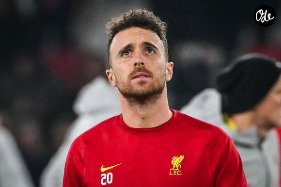 L'attaquant de Liverpool a tragiquement perdu la vie à l'âge de 28 ans le 3 juillet 2025, au côté de son frère André, dans un grave accident de voiture en Espagne.

Diogo Jota lors du match entre Liverpool et le PSG, le 5 mars 2025, à Paris, au Parc des Princes. © Matthieu Mirville/ZUMA Press Wire