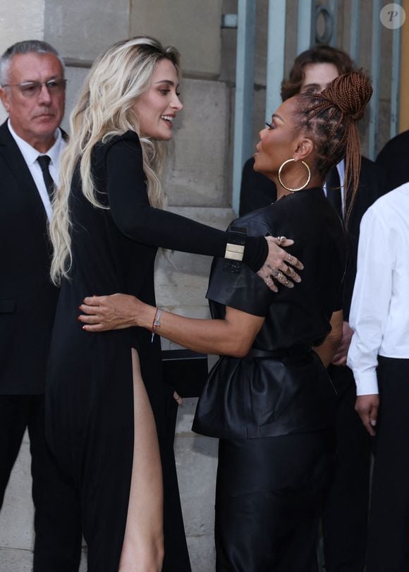 Et ce n'est apparemment pas une voix isolée. En effet, Janet Jackson n'apparaîtra pas non plus dans le biopic. 

Paris Jackson et Janet Jackson arrivent au défilé Tom Ford Collection Femme Prêt-à-Porter Printemps/Eté 2026 lors de la Fashion Week de Paris, le 1 Octobre 2025.

© Denis Guignebourg/Bestimage