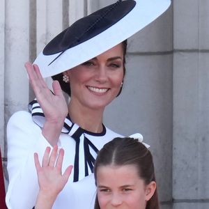 Catherine Kate Middleton, princesse de Galles, et la princesse Charlotte - Les membres de la famille royale britannique au balcon du Palais de Buckingham lors de la parade militaire "Trooping the Colour" à Londres le 15 juin 2024. © Julien Burton / Bestimage