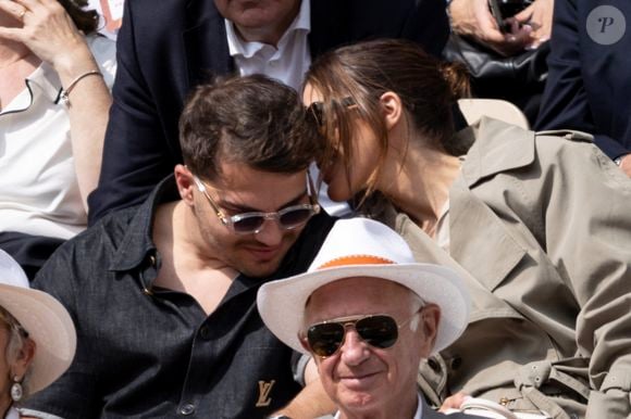 Antoine Dupont et sa compagne Iris Mittenaere en tribunes lors de la finale messieurs des Internationaux de France de Tennis de Roland Garros 2025 (jour 15), à Paris, France, le 8 juin 2025. © Cyril Moreau/Bestimage