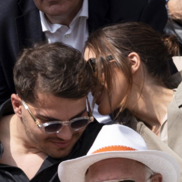 Antoine Dupont et sa compagne Iris Mittenaere en tribunes lors de la finale messieurs des Internationaux de France de Tennis de Roland Garros 2025 (jour 15), à Paris, France, le 8 juin 2025. © Cyril Moreau/Bestimage