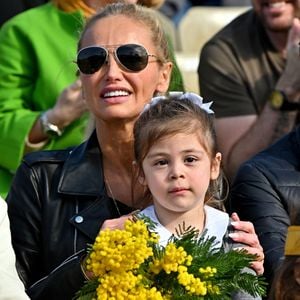 Adriana Karembeu Ohanian et sa fille Nina durant la première bataille de fleurs du Carnaval de Nice 2022, Roi des Animaux, place Masséna à Nice, le 13 février 2022. © Bruno Bebert/Bestimage