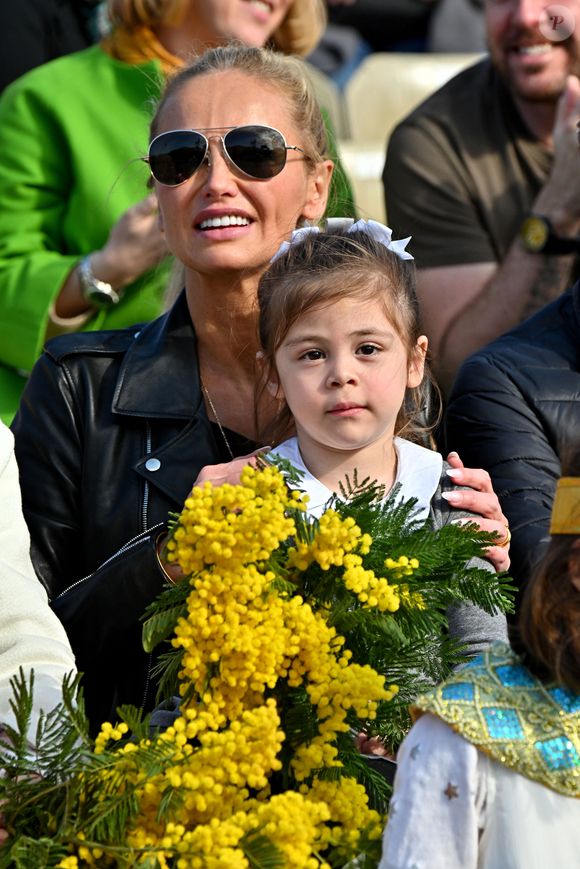 Adriana Karembeu Ohanian et sa fille Nina durant la première bataille de fleurs du Carnaval de Nice 2022, Roi des Animaux, place Masséna à Nice, le 13 février 2022. © Bruno Bebert/Bestimage
