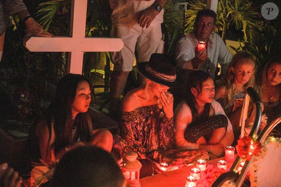 Exclusif - Pour le deuxième anniversaire de la mort de Johnny, Laeticia Hallyday et ses filles Jade et Joy se recueillent une nouvelle fois sur sa tombe au cimetière de Lorient à Saint-Barthélemy. Pour l'occasion, soirée très intime avec quelques musiciens et très peu de lumière, le 6 décembre 2019. © Agence / Bestimage