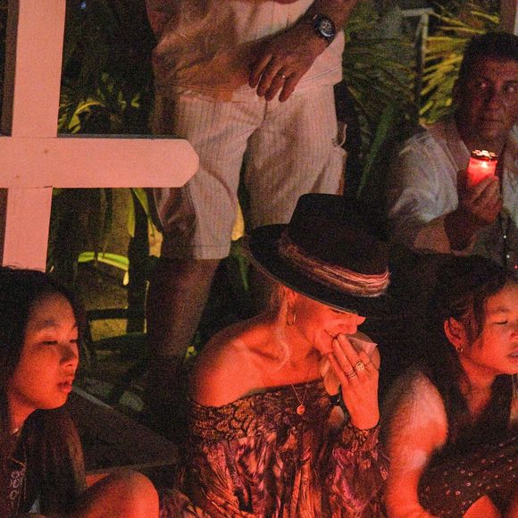 Exclusif - Pour le deuxième anniversaire de la mort de Johnny, Laeticia Hallyday et ses filles Jade et Joy se recueillent une nouvelle fois sur sa tombe au cimetière de Lorient à Saint-Barthélemy. Pour l'occasion, soirée très intime avec quelques musiciens et très peu de lumière, le 6 décembre 2019. © Agence / Bestimage