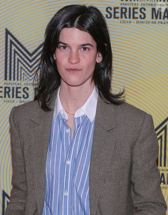 Suzanne Lindon, habillée en "Céline", présente la nouvelle saison de la série "En Thérapie" au festival Séries Mania à Lille, le 23 mars 2022. La deuxième saison sera diffusée sur Arte du 7 avril au 19 mai 2022 sur Arte. (VANSTEENKISTE STEPHANE / BESTIMAGE).