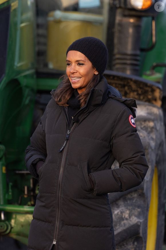 Karine Le Marchand soutient les agriculteurs sur le barrage de l'Autoroute A4 à hauteur de Jossigny en Seine et Marne le 29 Janvier 2024. Comme elle l'avait annoncé la semaine dernière, l'animatrice de l'émission "L'amour est dans le pré", Karine Le Marchand, a amené près de 200 croissants aux agriculteurs sur un barrage sur l'autoroute A4.
© Jeremy Melloul - Pierre Perusseau / Bestimage