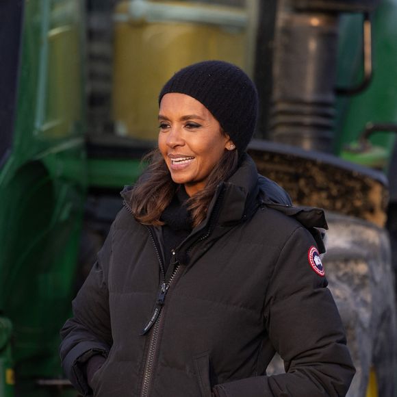 Karine Le Marchand soutient les agriculteurs sur le barrage de l'Autoroute A4 à hauteur de Jossigny en Seine et Marne le 29 Janvier 2024. Comme elle l'avait annoncé la semaine dernière, l'animatrice de l'émission "L'amour est dans le pré", Karine Le Marchand, a amené près de 200 croissants aux agriculteurs sur un barrage sur l'autoroute A4.
© Jeremy Melloul - Pierre Perusseau / Bestimage