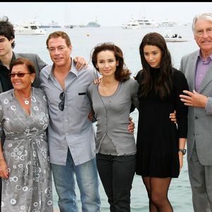 Jean-Claude Van Damme avec ses parents Eliane et Eugène, sa femme Gladys et ses enfants Bianca et Kristopher - 61ème festival de Cannes 2008 - Photocall du film JCVD.