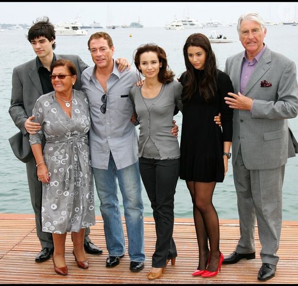 Jean-Claude Van Damme avec ses parents Eliane et Eugène, sa femme Gladys et ses enfants Bianca et Kristopher - 61ème festival de Cannes 2008 - Photocall du film JCVD.