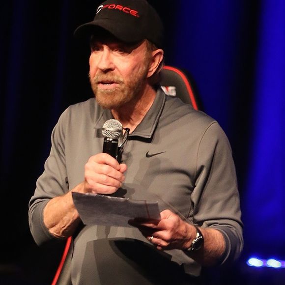 En juillet 2017, il avait déjà été victime de deux infarctus en 45 minutes.

Chuck Norris fait la promotion de l'eau CForce lors du "Supanova Comic Con and Gaming Expo" au centre de convention de Perth en Australie, le 23 juin 2018.

Backgrid Australia / Bestimage