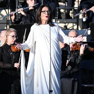 Nana Mouskouri - Passation de la flamme olympique de la Grèce à la France au stade panathénaïque d’Athènes, Grèce, le 26 avril 2024. © Nikos Zagas/Bestimage