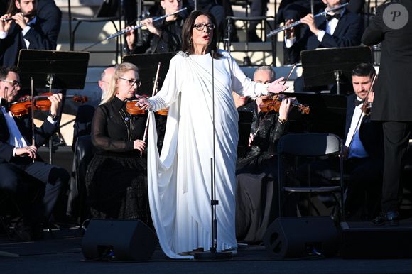 Nana Mouskouri - Passation de la flamme olympique de la Grèce à la France au stade panathénaïque d’Athènes, Grèce, le 26 avril 2024. © Nikos Zagas/Bestimage