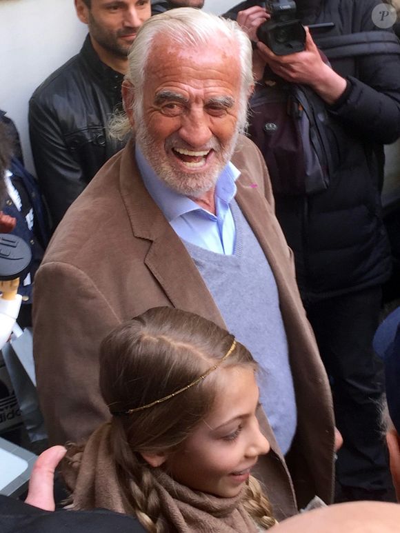 Une étape décisive dans la vie de la fille de Bébel, qui aurait sans nul doute comblé de joie son père, disparu le 6 septembre 2021.

Exclusif - L'acteur Jean-Paul Belmondo à fêté son anniversaire (83 ans) avec ses fans dans la cour de son immeuble de la rue des Saint-Père à Paris (comme tous les ans ses fans viennent lui offrir un cadeau à son domicile). Étaient présents sa fille Stella, son ex-femme Natty, son ami cascadeur Rémy Julienne.
© Sébastien Valiela / Bestimage
