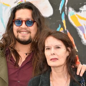 Lulu Gainsbourg et sa mère Bambou devant le 5 bis, rue de Verneuil lors du lancement officiel de l'association Serge Gainsbourg au cabaret Don Camilo à Paris, le 2 avril 2017. © Guirec Coadic/Bestimage