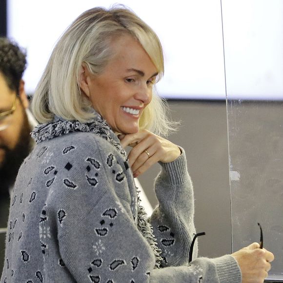 Exclusif - Laeticia Hallyday quitte sa villa de Pacific Palisades en limousine pour un retour à Paris le 18 septembre 2022. Laeticia s'est fait livrer vers midi un déjeuner avant de dire au revoir à ses filles Jade (avec son compagnon Michael-Sean Klemeniuk) et Joy sur le perron de sa maison.