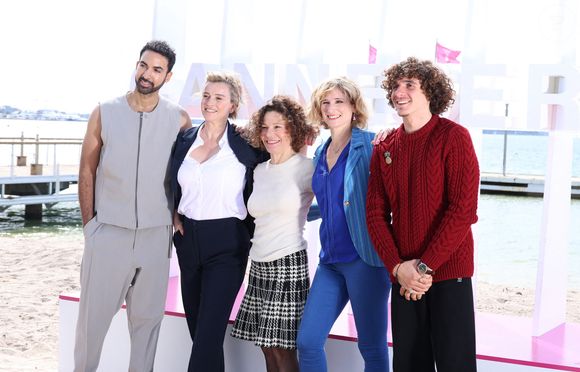 Joakim Latzko, Agathe de La Boulaye, Sylvie Flepp, Diane Dassigny et Tim Rousseau - Photocall de "Plus Belle la Vie" lors du 7ème festival international Canneséries à Cannes, le 6 avril 2024. 
© Denis Guignebourg / Bestimage