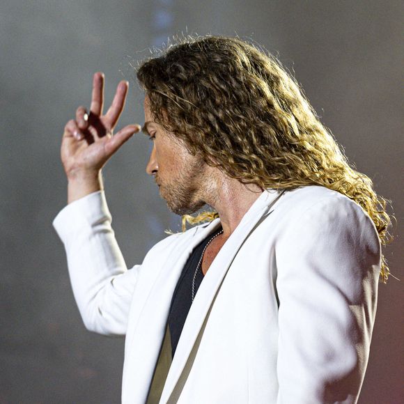 Julien Doré en concert au festival du Printemps de Pérouges au Château de Saint-Maurice-de-Rémens (01) le 25 juin 2025. © Sandrine Thesillat / PsNewZ / Bestimage